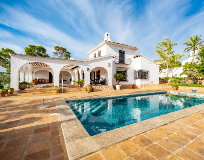 Villa in Moraira zu verkaufen, in der Nähe der Stadt