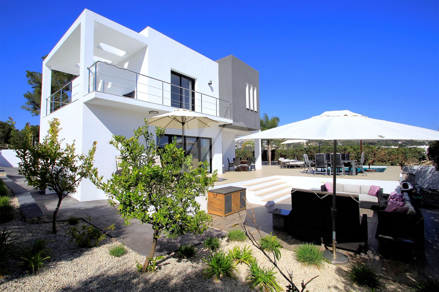 Moderne Villa zum Verkauf in Moraira, in der Nähe der Stadt.