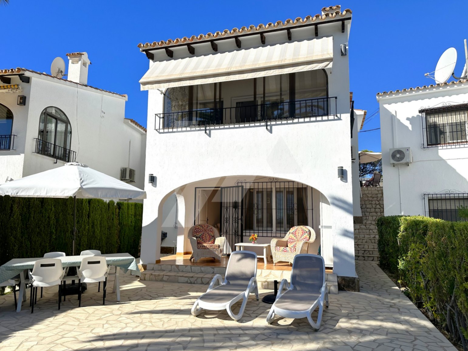 Bungalow mit Meerblick zu verkaufen in Moraira, Costa Blanca.