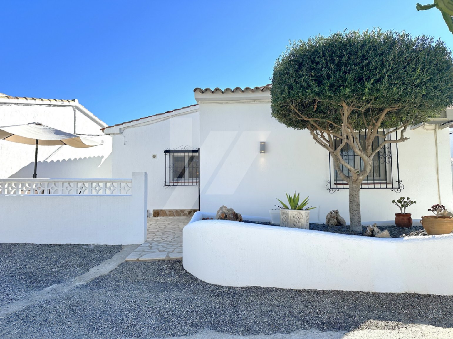 Bungalow mit Meerblick zu verkaufen in Moraira, Costa Blanca.