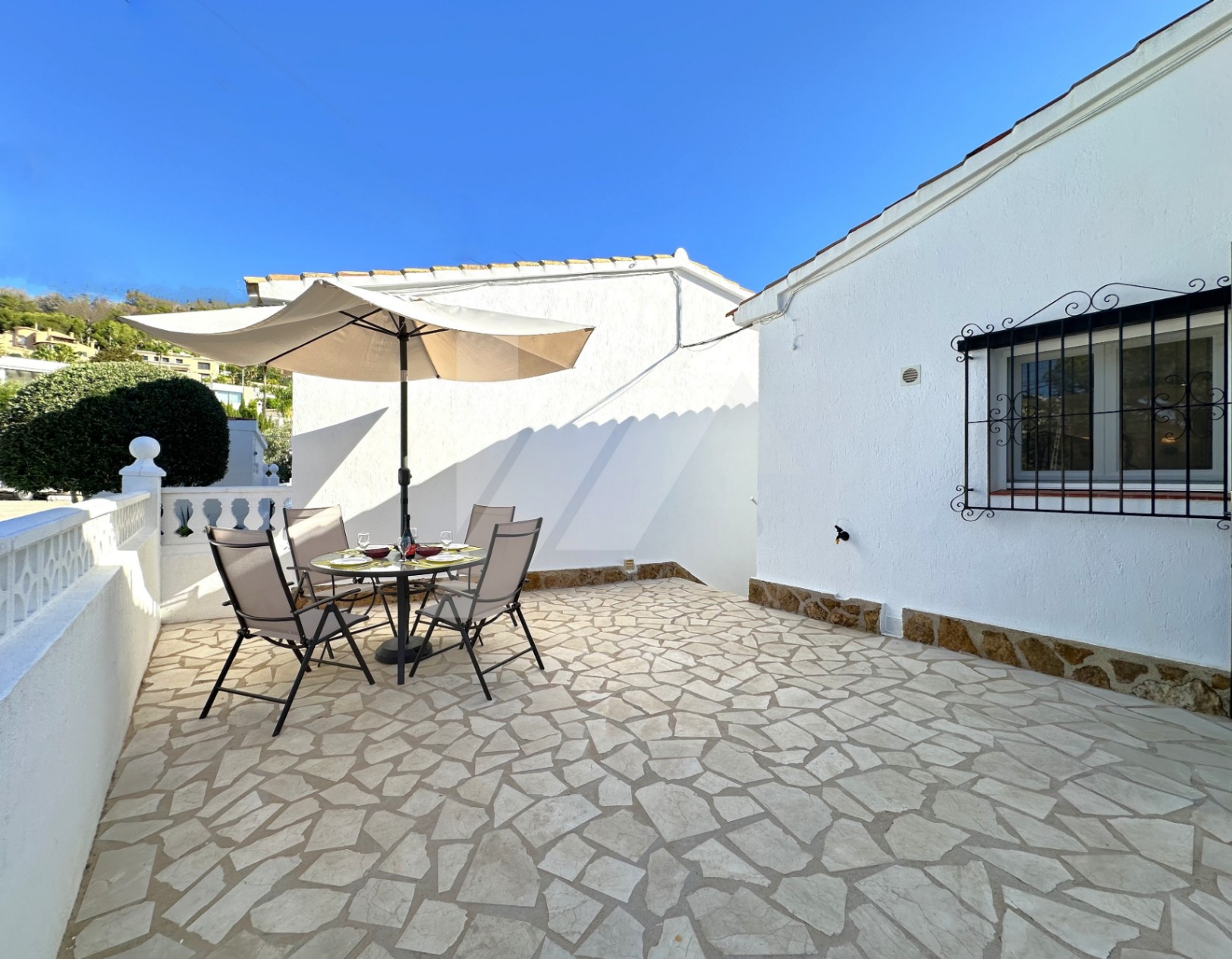 Bungalow mit Meerblick zu verkaufen in Moraira, Costa Blanca.