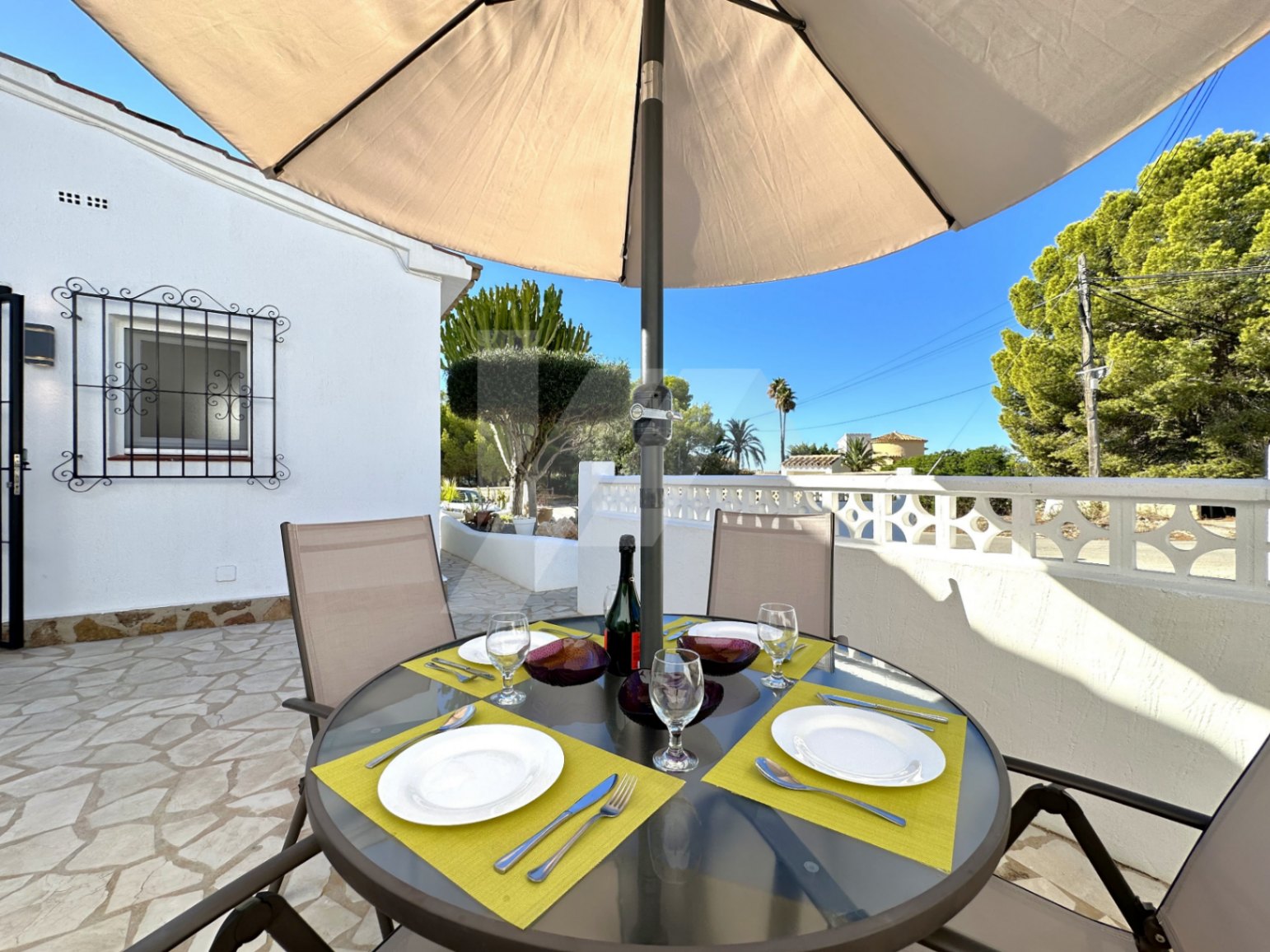 Bungalow mit Meerblick zu verkaufen in Moraira, Costa Blanca.