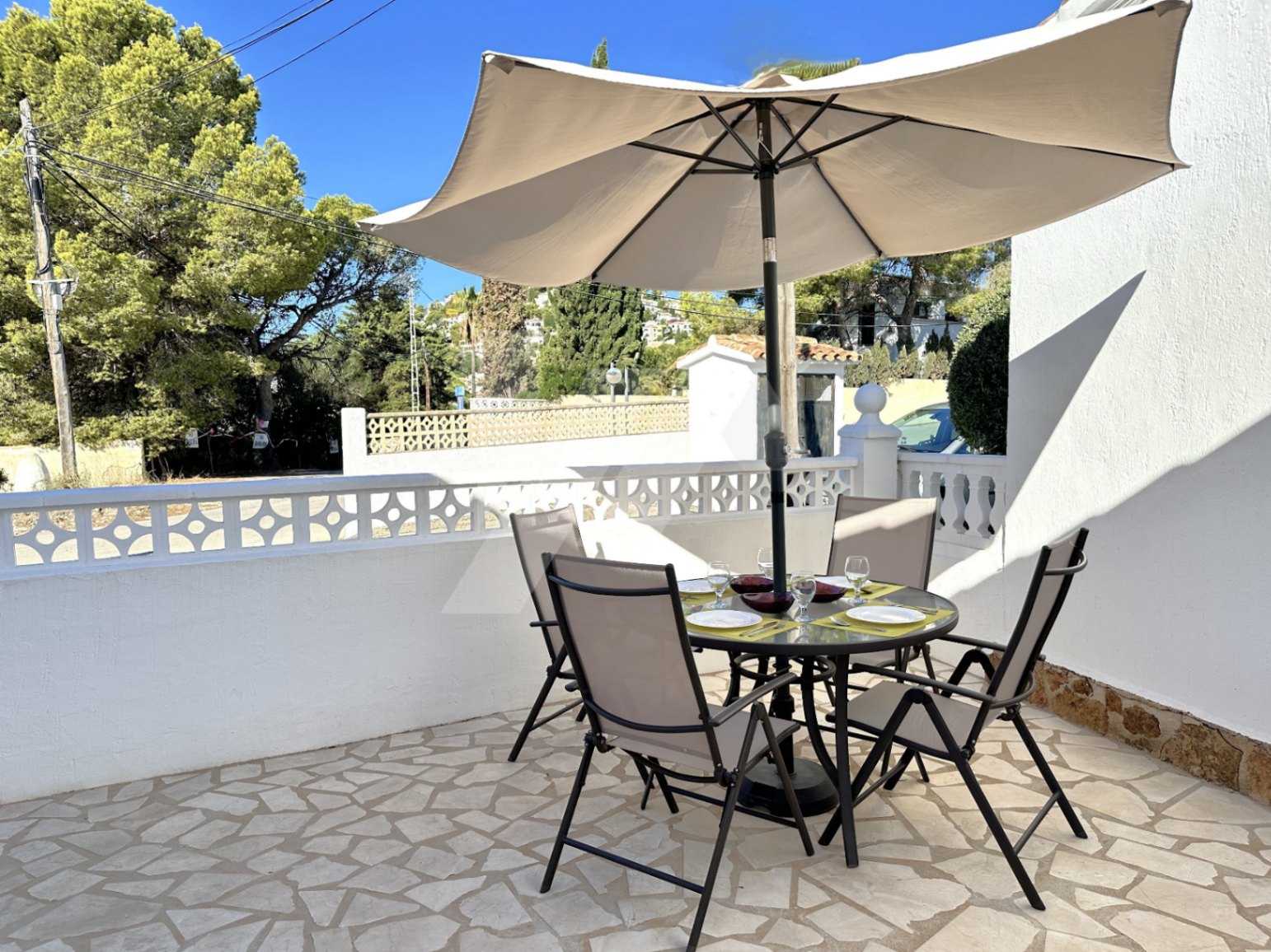 Bungalow mit Meerblick zu verkaufen in Moraira, Costa Blanca.