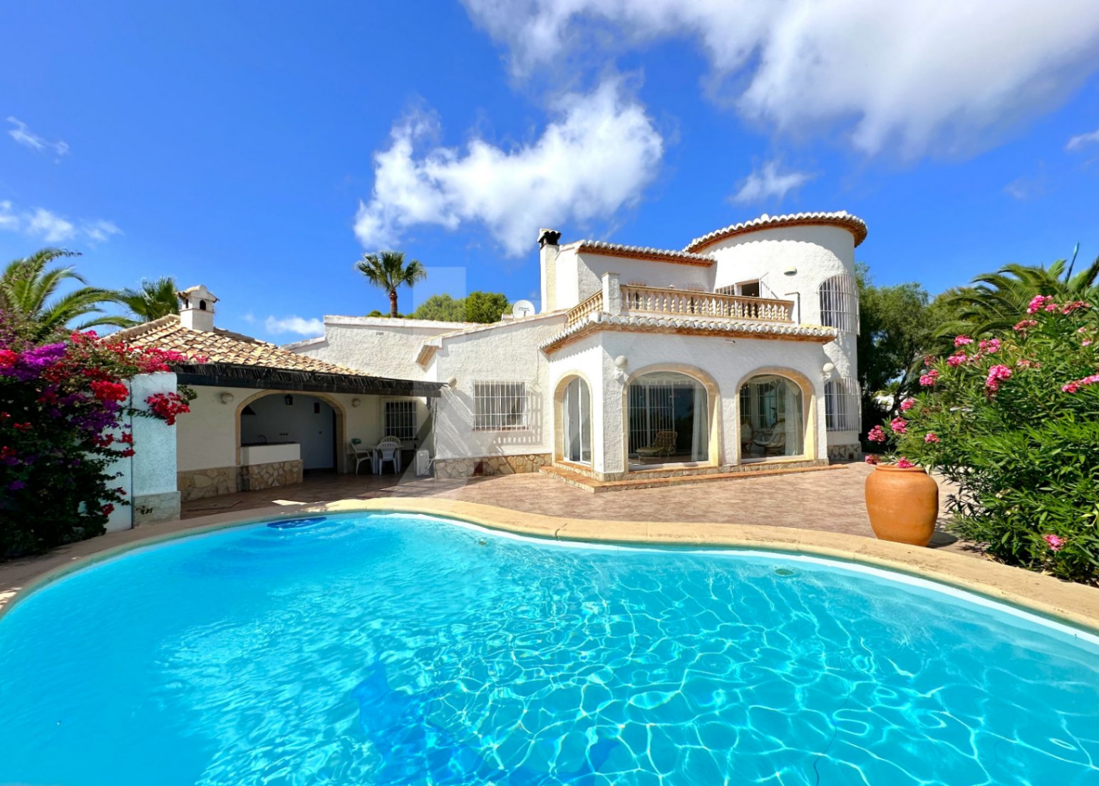 Villa con vistas panorámicas al mar en venta en Moraira, Benimeit.