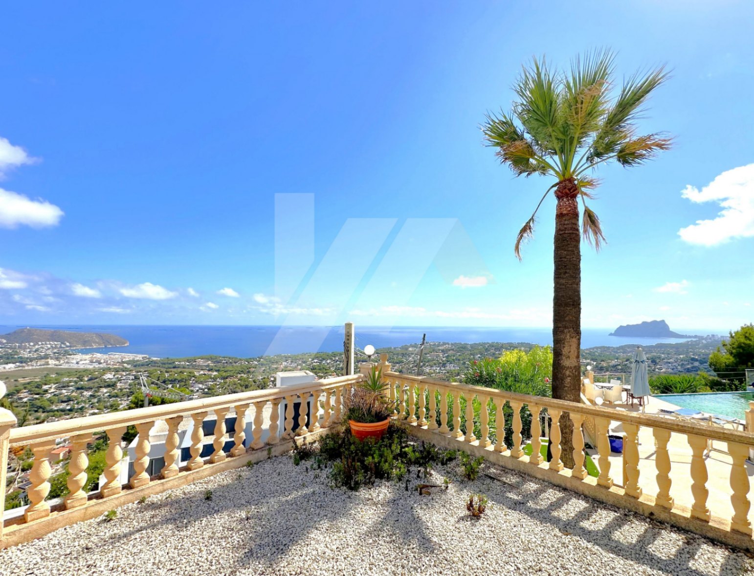Villa con vistas panorámicas al mar en venta en Moraira, Benimeit.