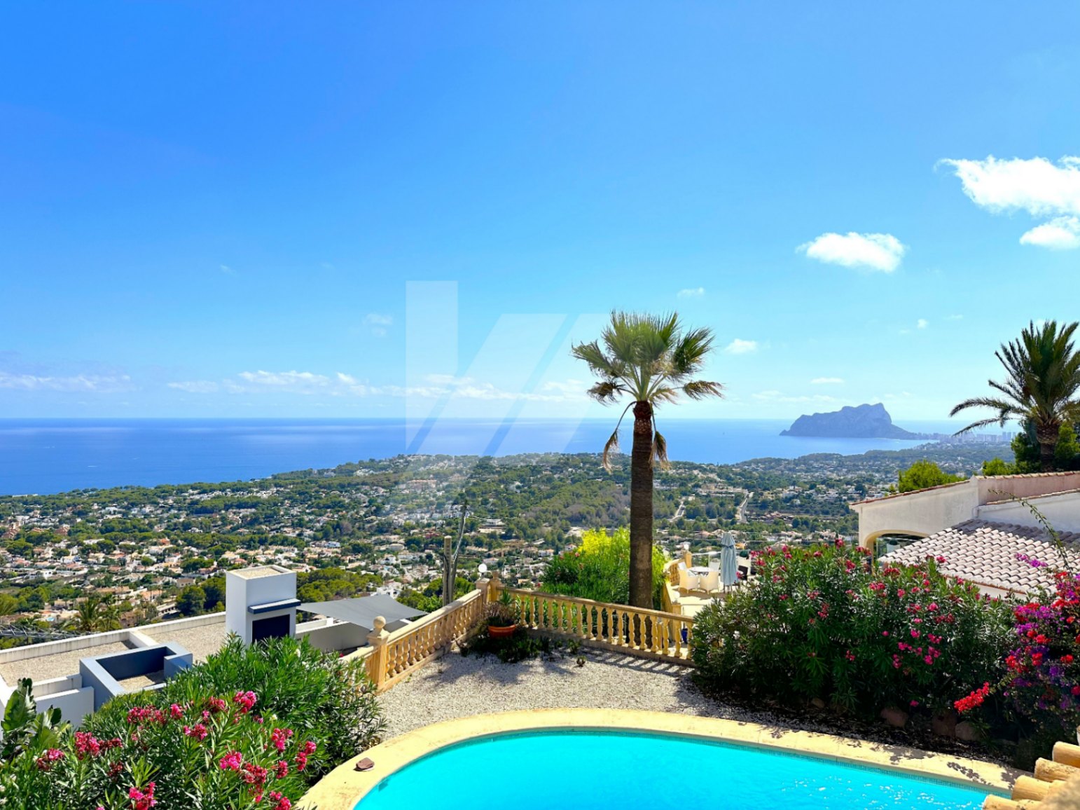 Villa con vistas panorámicas al mar en venta en Moraira, Benimeit.
