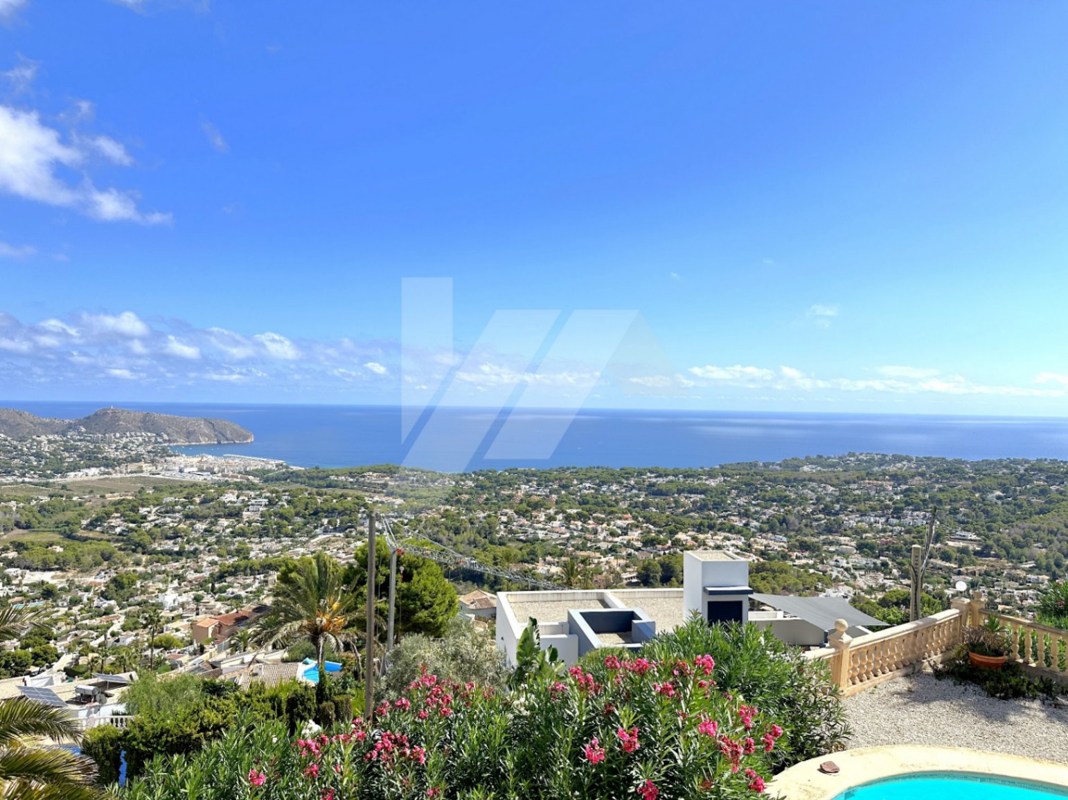 Villa con vistas panorámicas al mar en venta en Moraira, Benimeit.