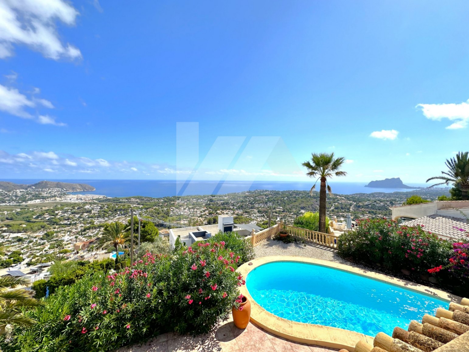 Villa con vistas panorámicas al mar en venta en Moraira, Benimeit.