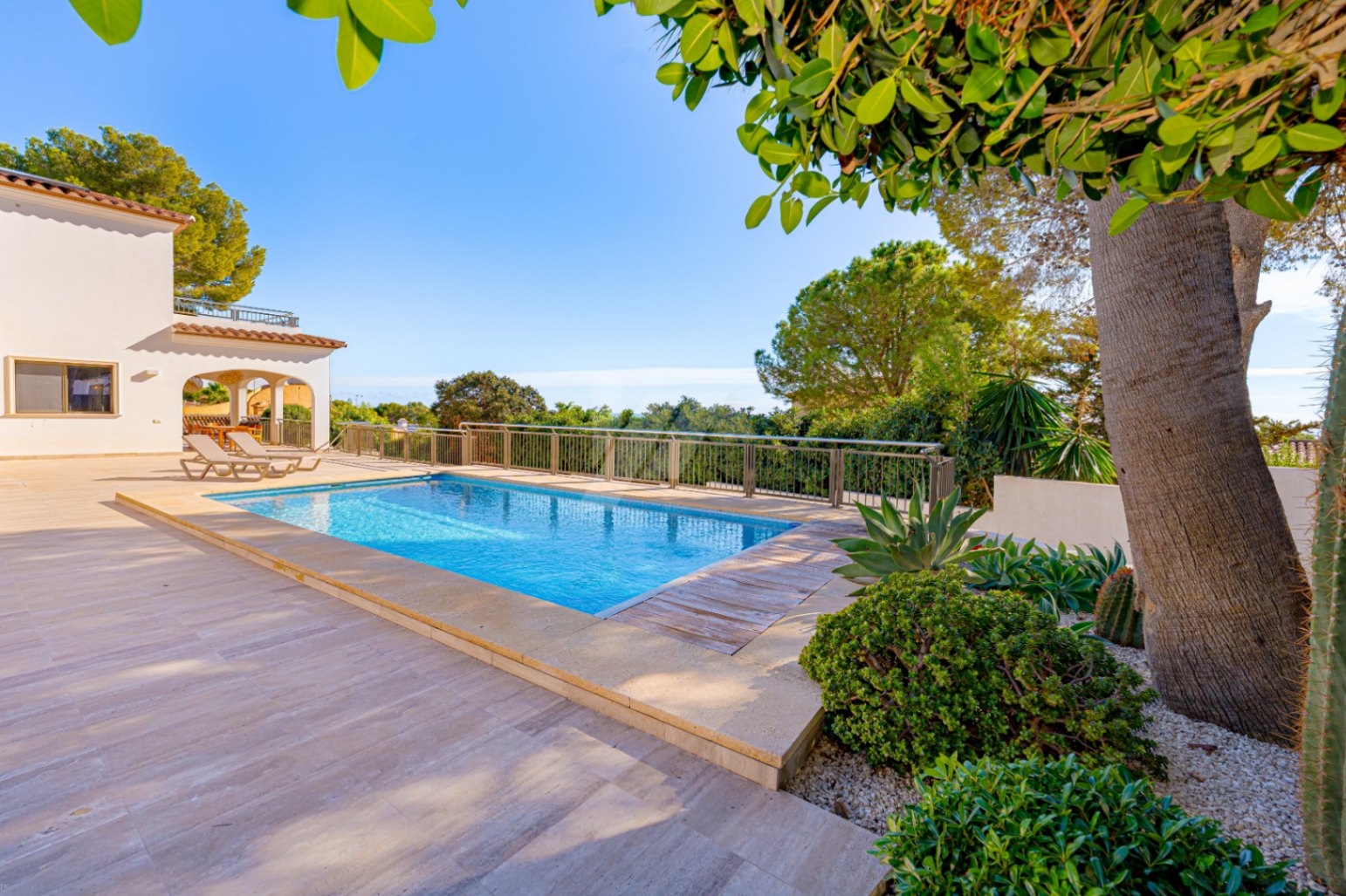 Luxusvilla in zweiter Meereslinie in Moraira zu verkaufen, mit Meerblick.
