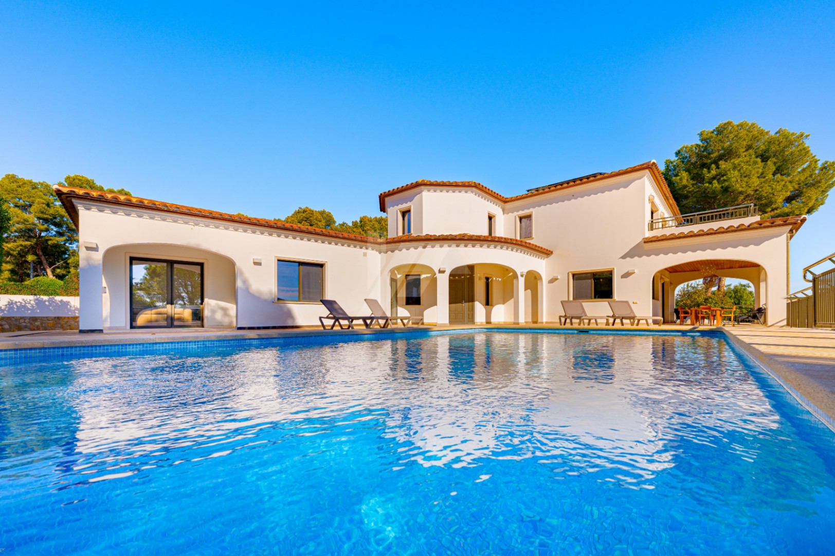 Luxusvilla in zweiter Meereslinie in Moraira zu verkaufen, mit Meerblick.