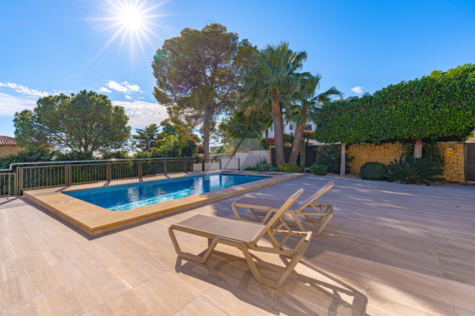 Luxusvilla in zweiter Meereslinie in Moraira zu verkaufen, mit Meerblick.