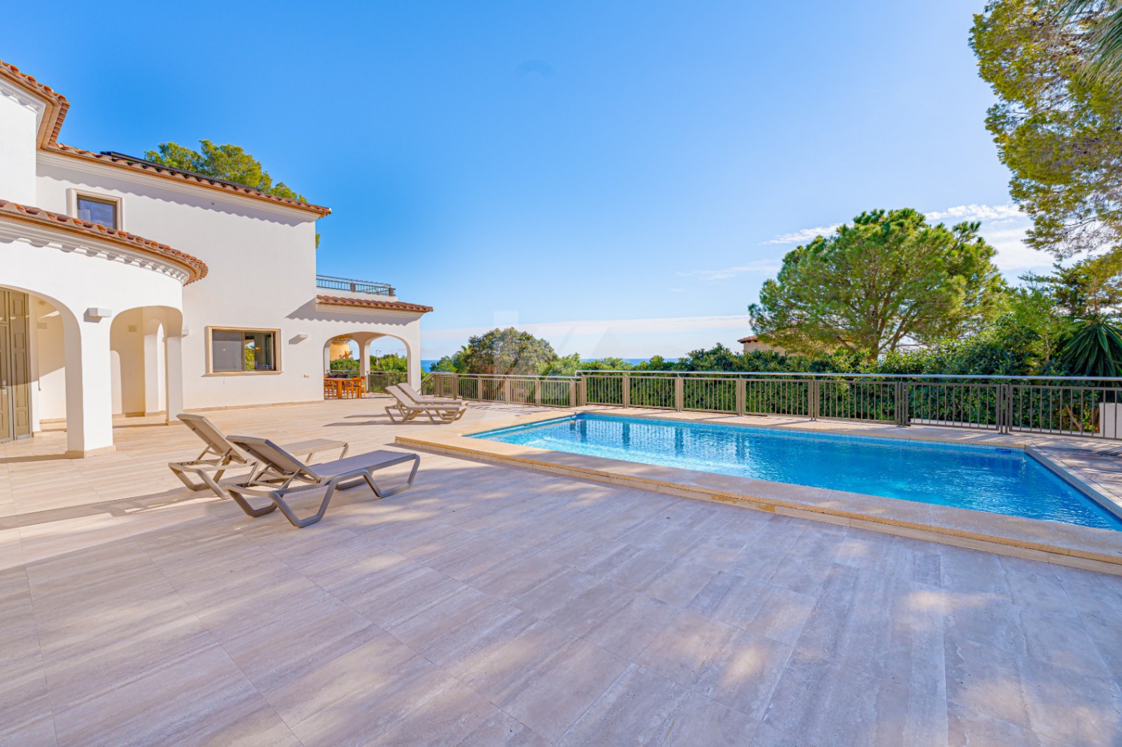Luxusvilla in zweiter Meereslinie in Moraira zu verkaufen, mit Meerblick.