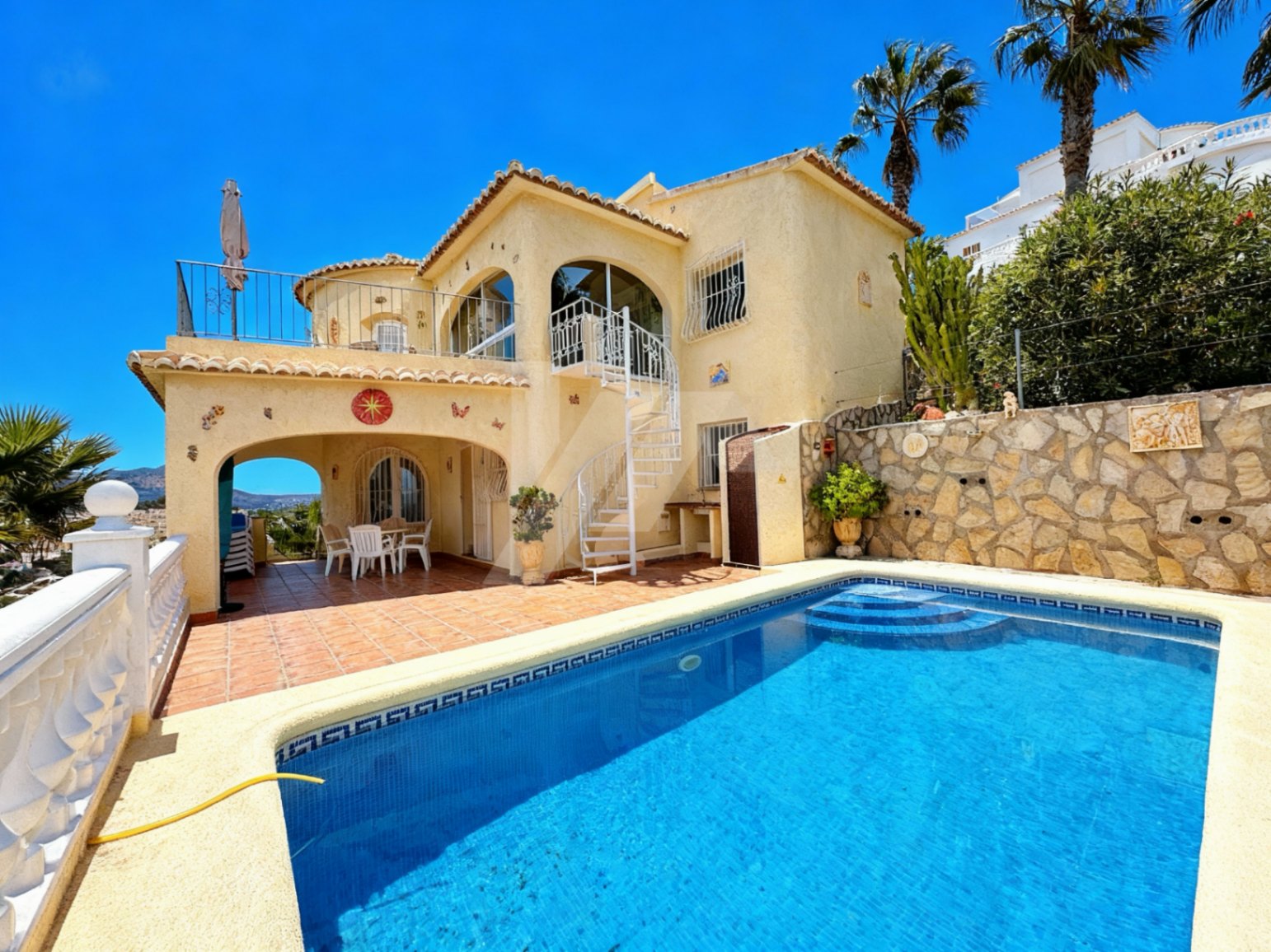 Villa mit Panoramameerblick zu verkaufen in Benitachell, Costa Blanca.