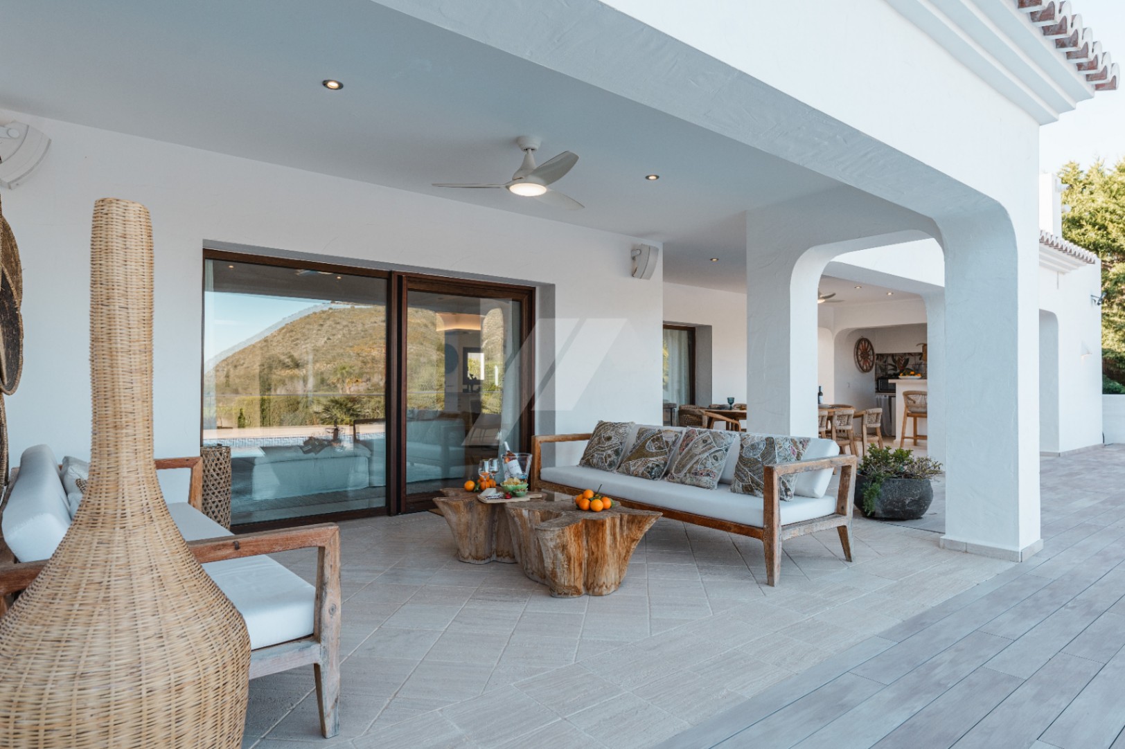 Villa im ibizenkischen Stil zu verkaufen in Moraira, Costa Blanca.