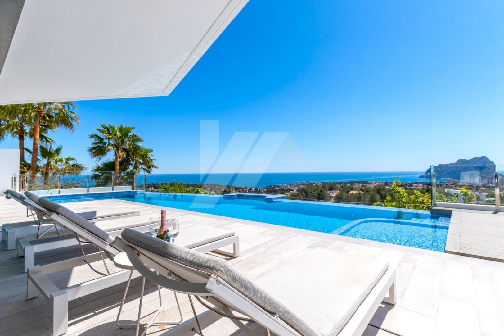 Villa de lujo con vistas panorámicas al mar en venta en Benissa, Costa Blanca.