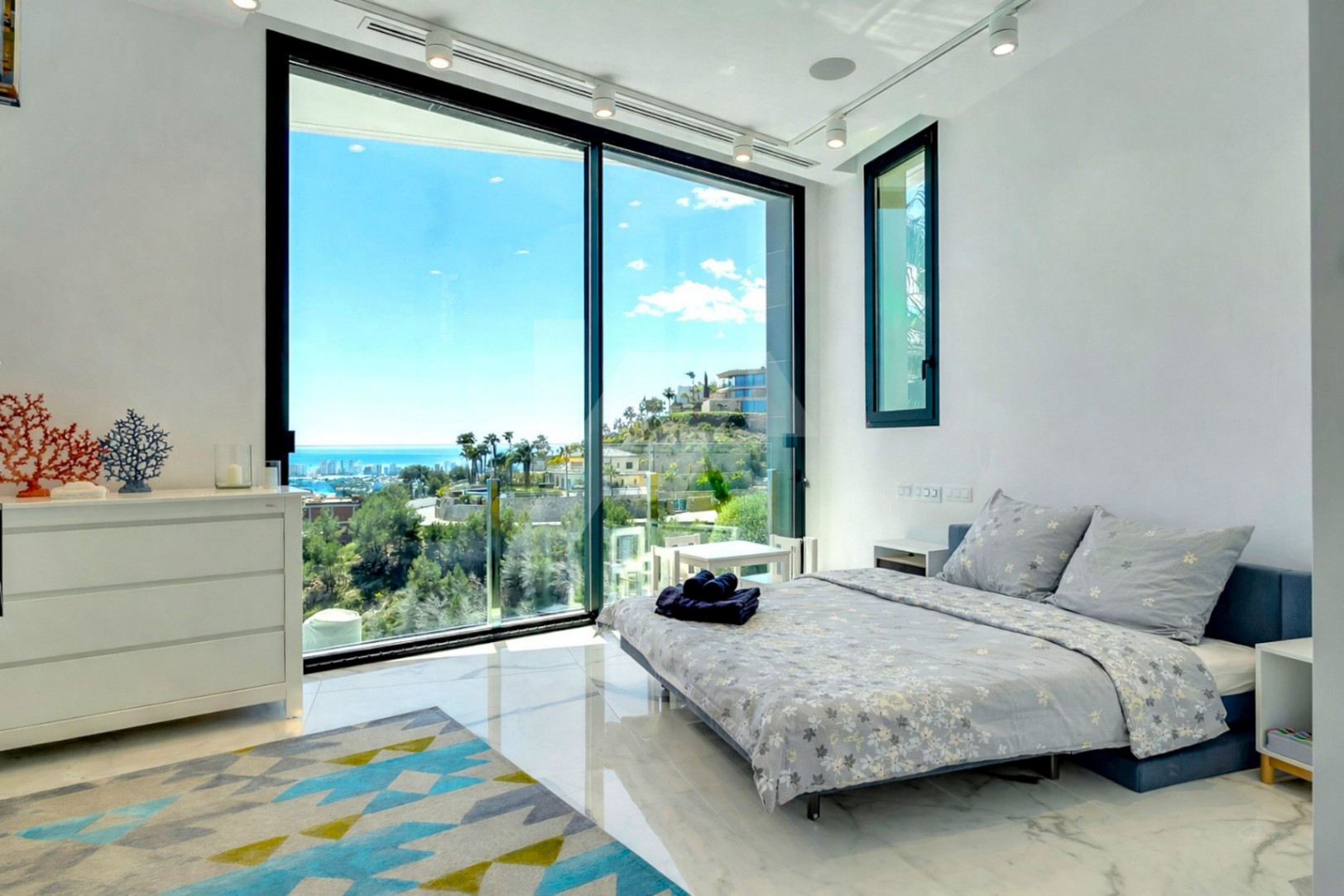 Villa de lujo con vistas panorámicas al mar en venta en Benissa, Costa Blanca.