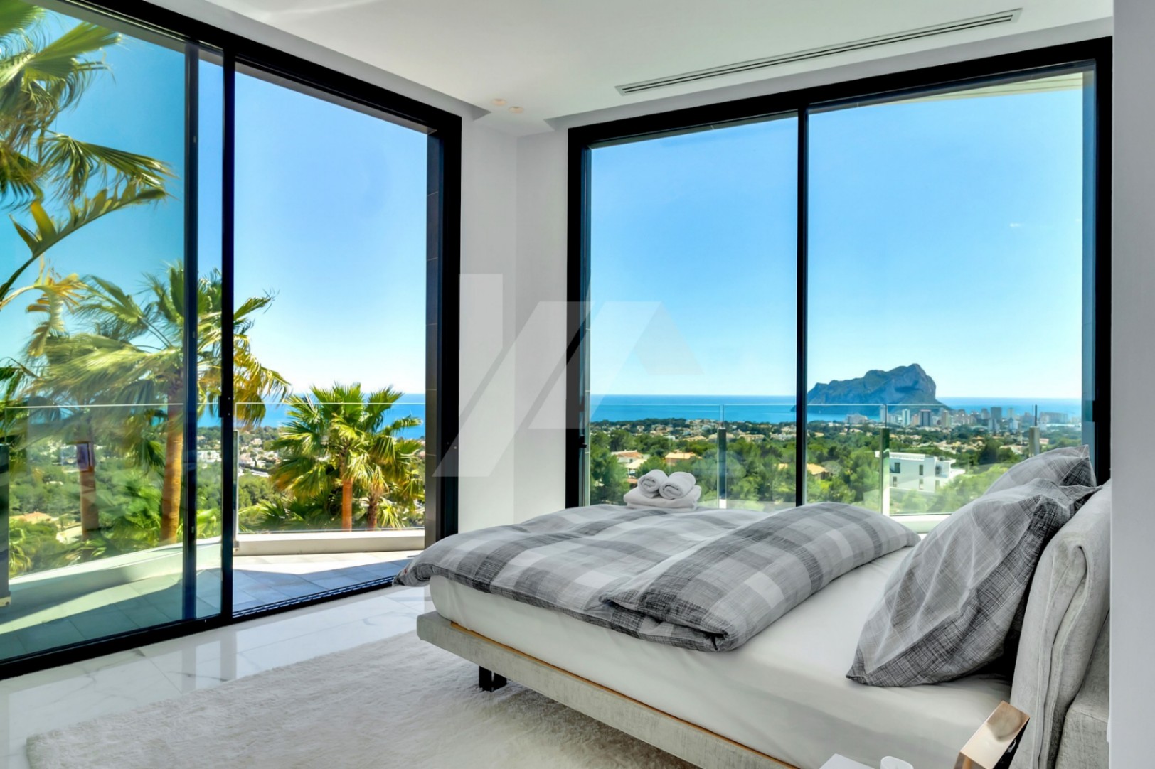 Villa de lujo con vistas panorámicas al mar en venta en Benissa, Costa Blanca.