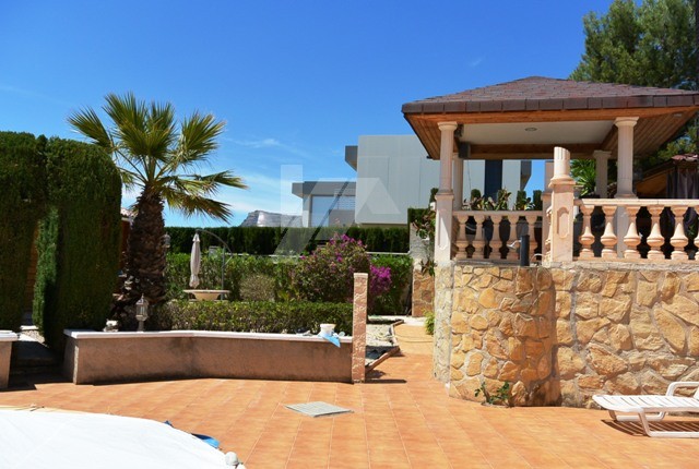 Villa zur Investition zu verkaufen in Calpe, Costa Blanca.