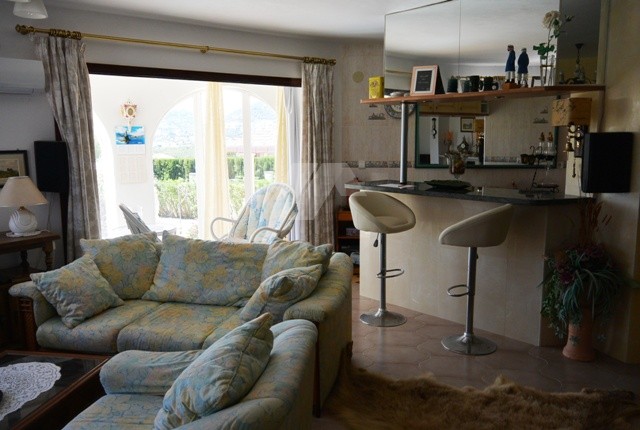Villa zur Investition zu verkaufen in Calpe, Costa Blanca.