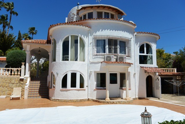 Villa zur Investition zu verkaufen in Calpe, Costa Blanca.