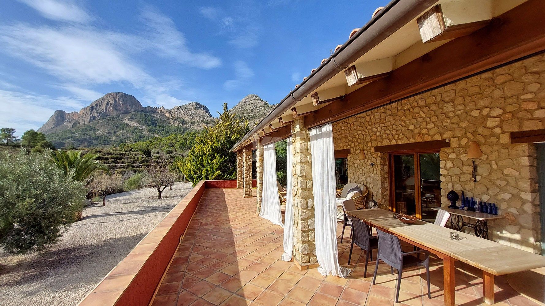Finca rústica en venta con vistas al mar y a la montaña en Finestrat, Costa Blanca.