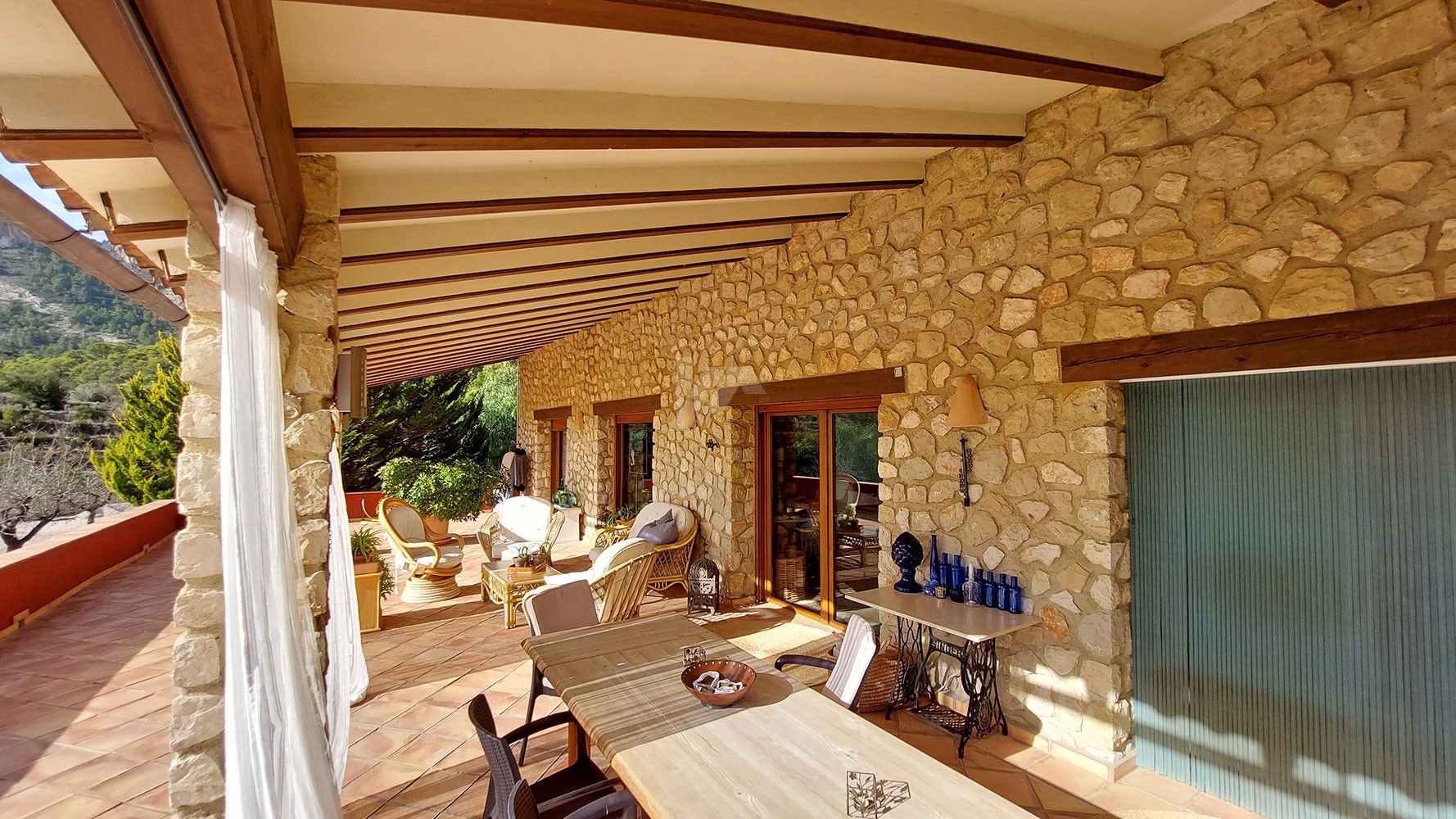 Finca rústica en venta con vistas al mar y a la montaña en Finestrat, Costa Blanca.
