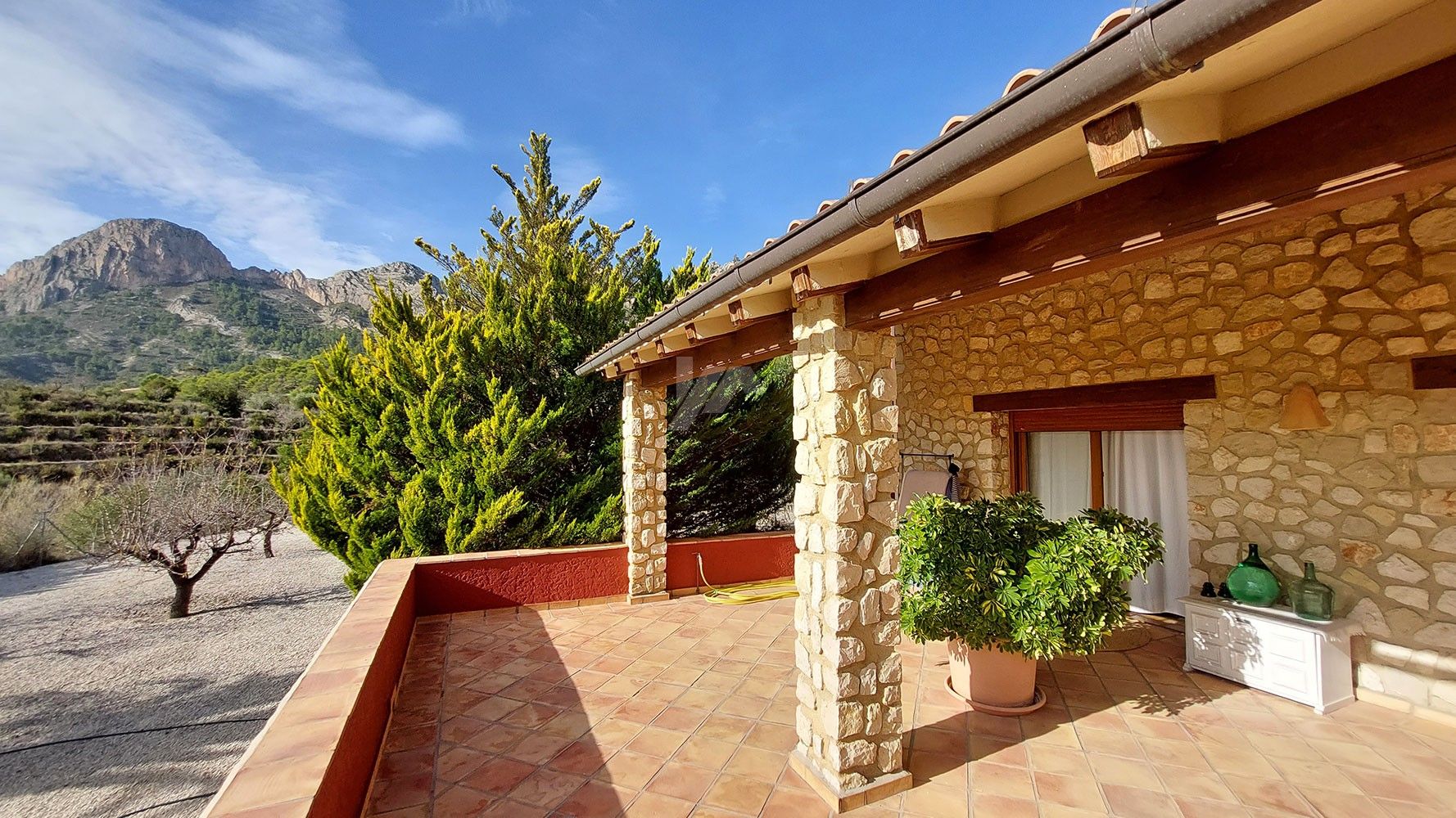 Finca rústica en venta con vistas al mar y a la montaña en Finestrat, Costa Blanca.
