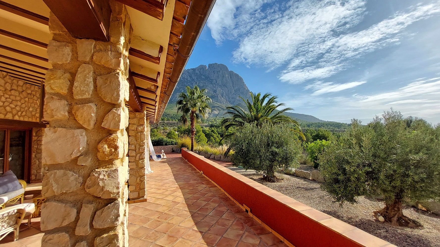 Finca rústica en venta con vistas al mar y a la montaña en Finestrat, Costa Blanca.