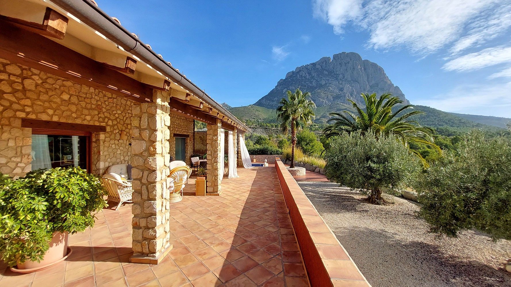 Finca rústica en venta con vistas al mar y a la montaña en Finestrat, Costa Blanca.
