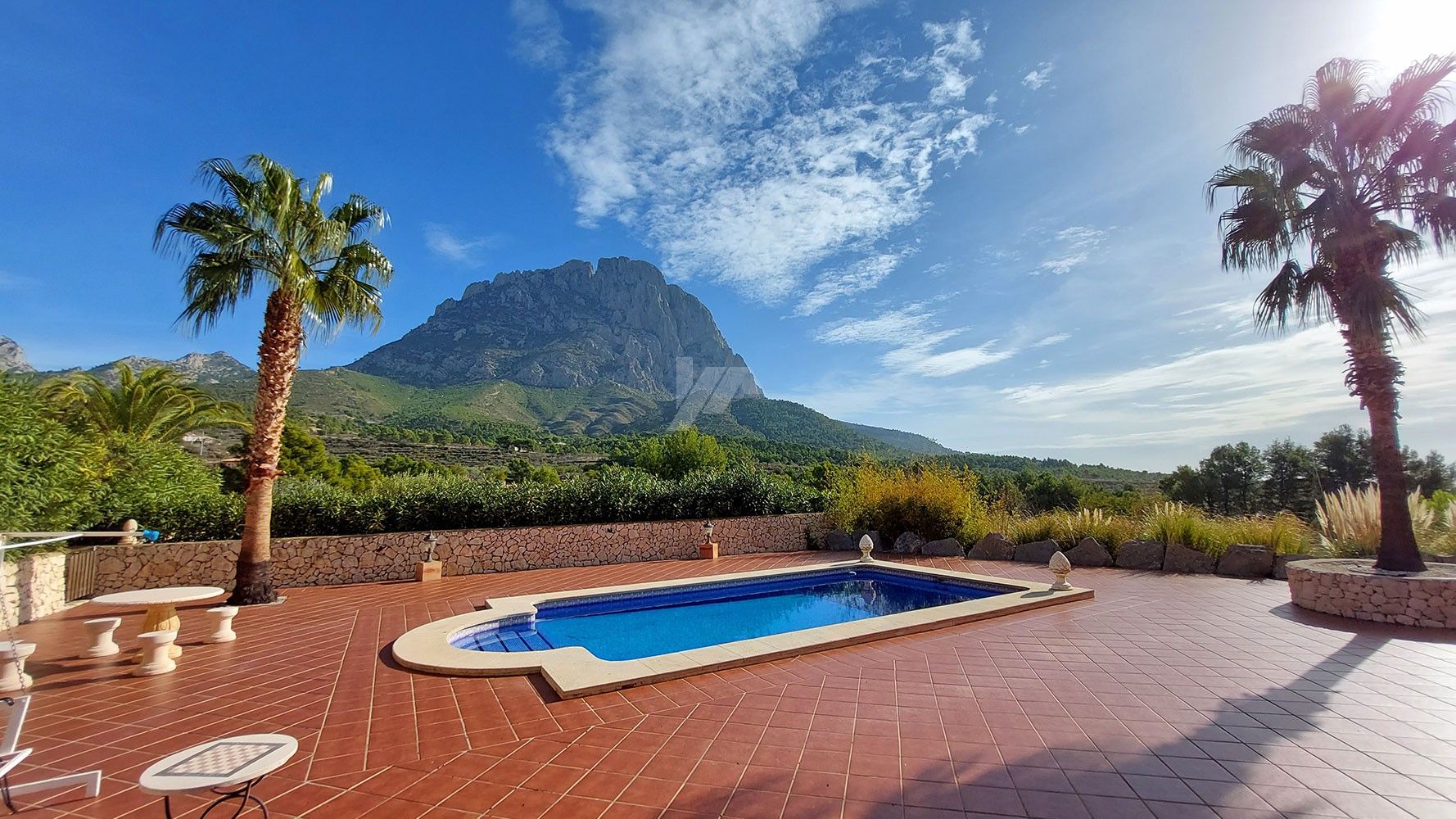 Finca rústica en venta con vistas al mar y a la montaña en Finestrat, Costa Blanca.