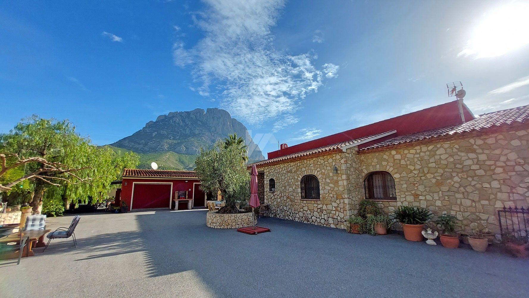 Finca rústica en venta con vistas al mar y a la montaña en Finestrat, Costa Blanca.