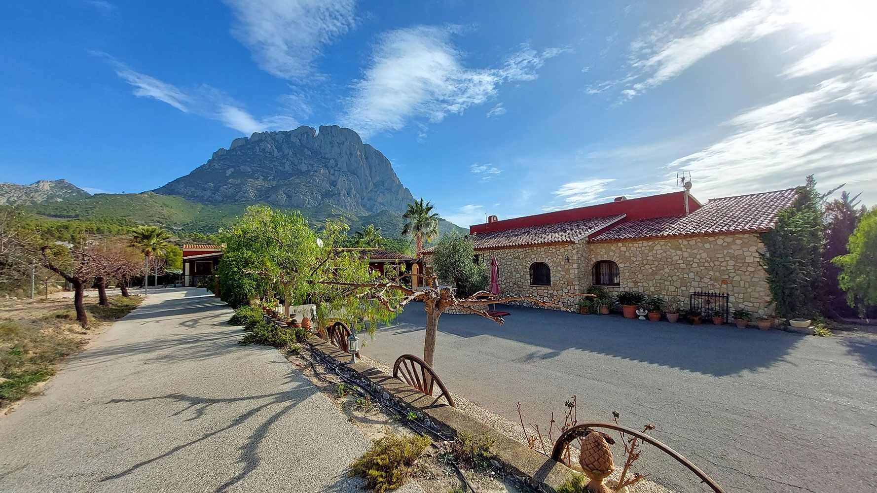 Finca rústica en venta con vistas al mar y a la montaña en Finestrat, Costa Blanca.