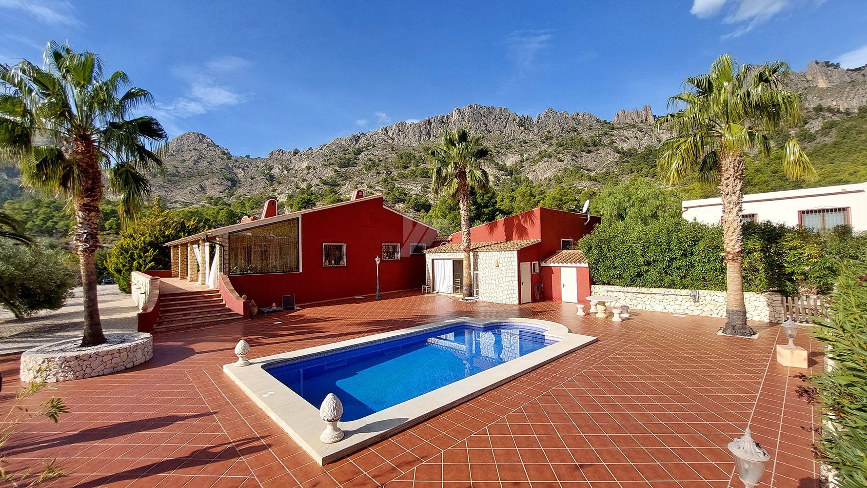 Finca rústica en venta con vistas al mar y a la montaña en Finestrat, Costa Blanca.