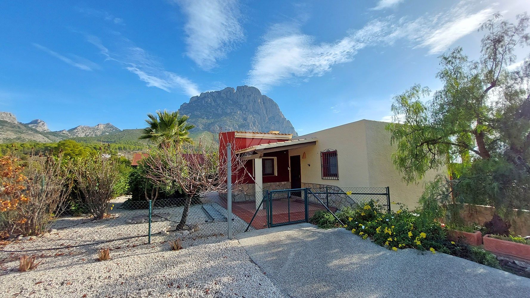 Finca rústica en venta con vistas al mar y a la montaña en Finestrat, Costa Blanca.