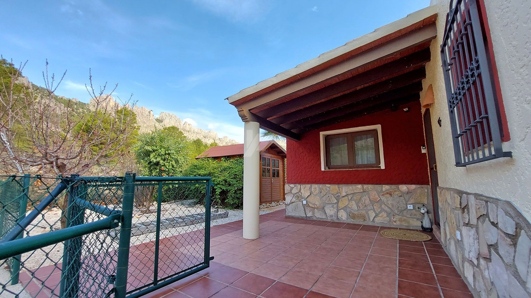 Finca rústica en venta con vistas al mar y a la montaña en Finestrat, Costa Blanca.
