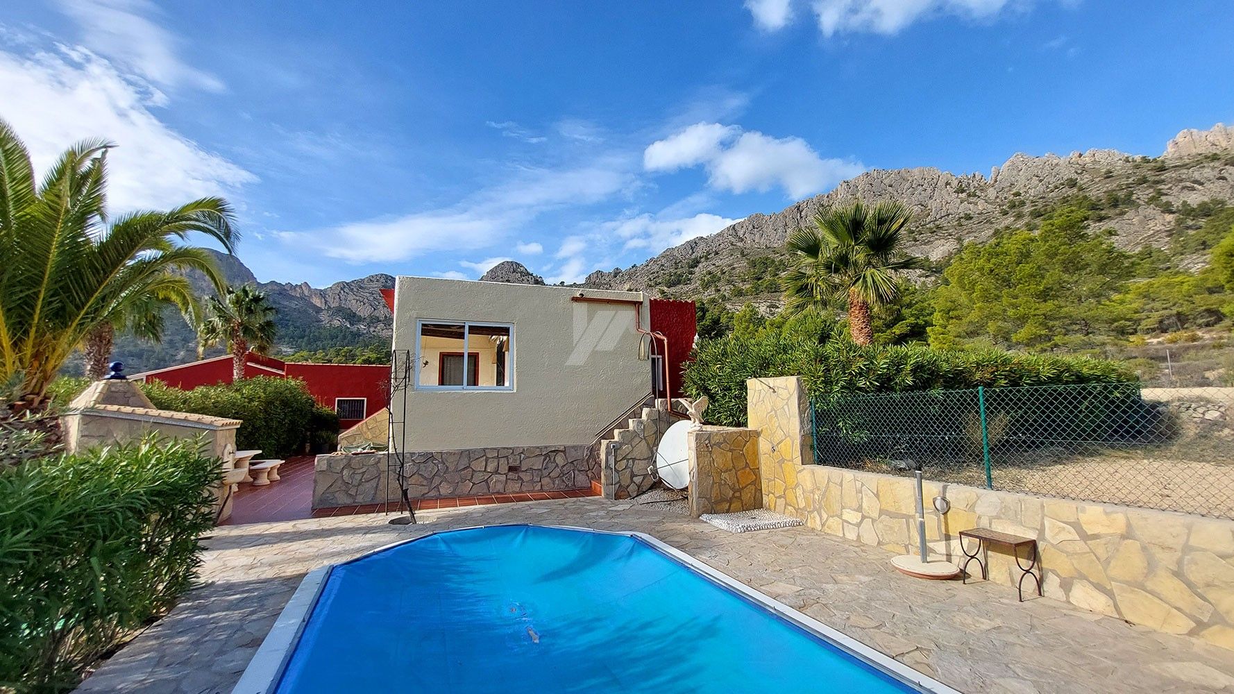 Finca rústica en venta con vistas al mar y a la montaña en Finestrat, Costa Blanca.