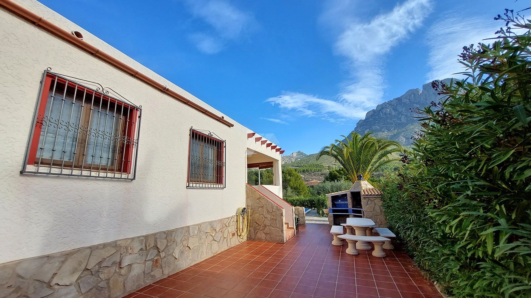 Finca rústica en venta con vistas al mar y a la montaña en Finestrat, Costa Blanca.