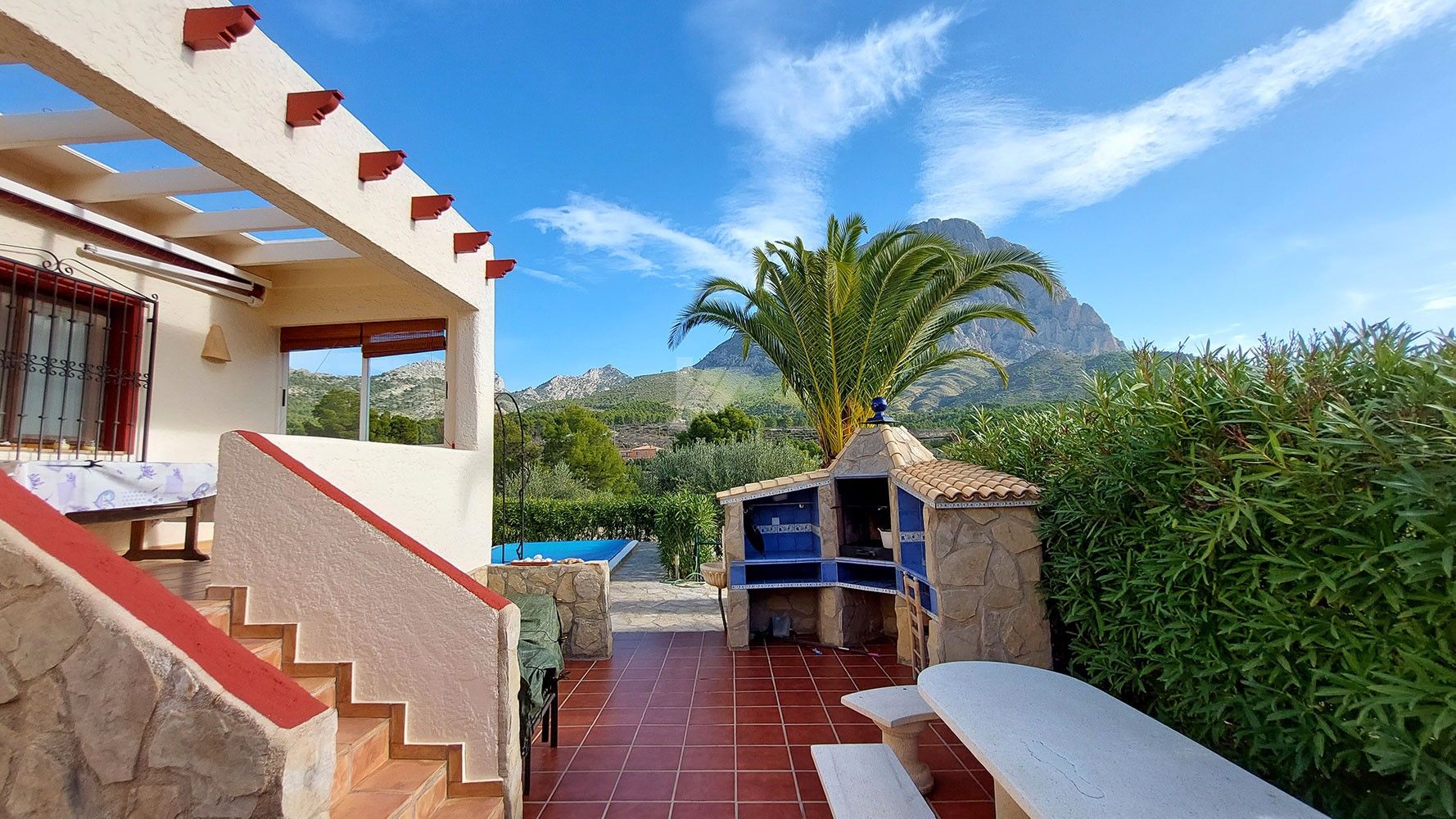Finca rústica en venta con vistas al mar y a la montaña en Finestrat, Costa Blanca.