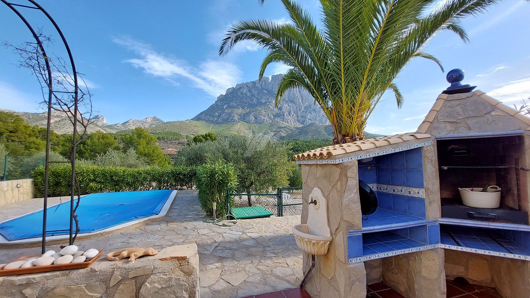 Finca rústica en venta con vistas al mar y a la montaña en Finestrat, Costa Blanca.