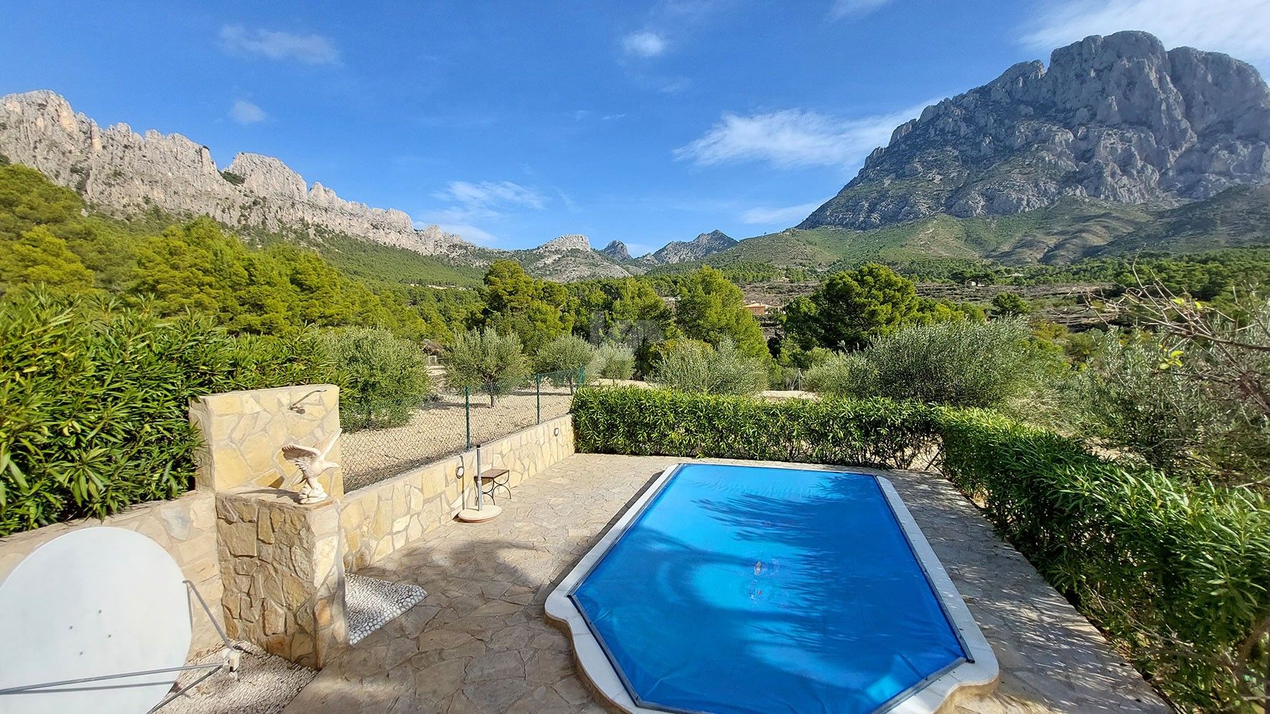 Finca rústica en venta con vistas al mar y a la montaña en Finestrat, Costa Blanca.