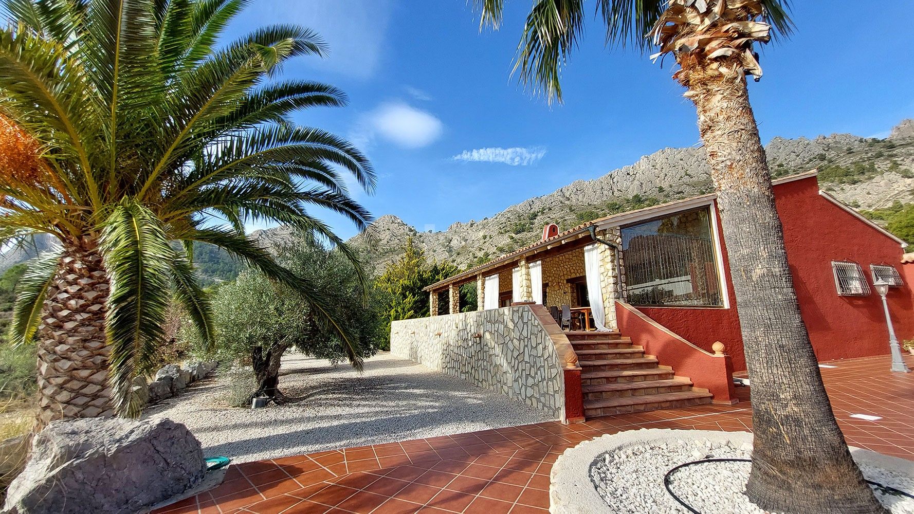 Finca rústica en venta con vistas al mar y a la montaña en Finestrat, Costa Blanca.