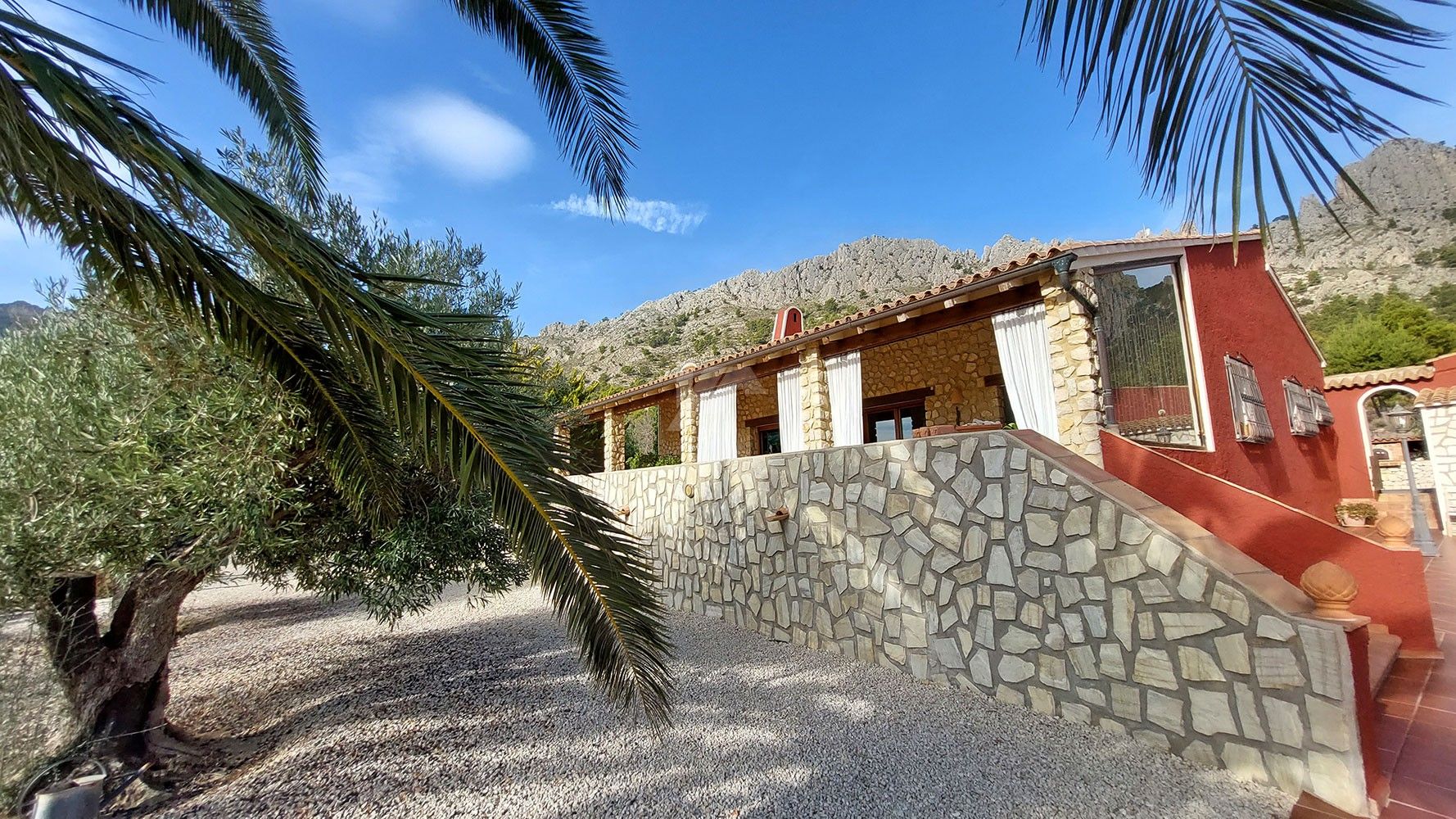 Finca rústica en venta con vistas al mar y a la montaña en Finestrat, Costa Blanca.
