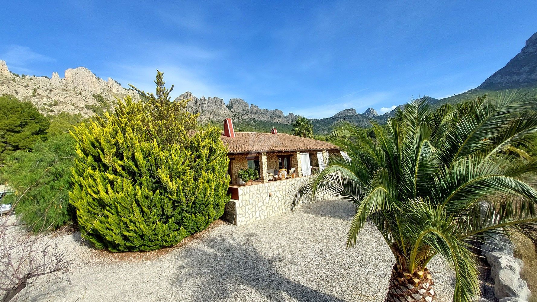 Finca rústica en venta con vistas al mar y a la montaña en Finestrat, Costa Blanca.