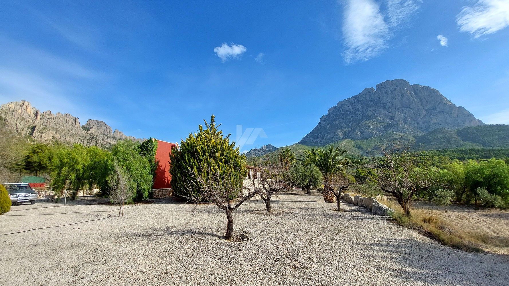 Finca rústica en venta con vistas al mar y a la montaña en Finestrat, Costa Blanca.