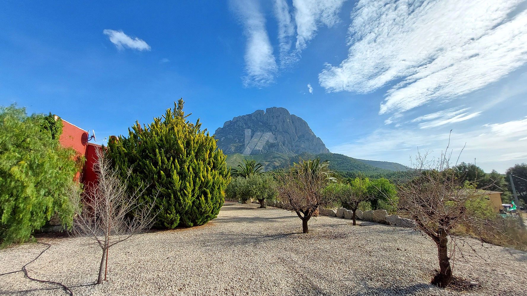 Finca rústica en venta con vistas al mar y a la montaña en Finestrat, Costa Blanca.
