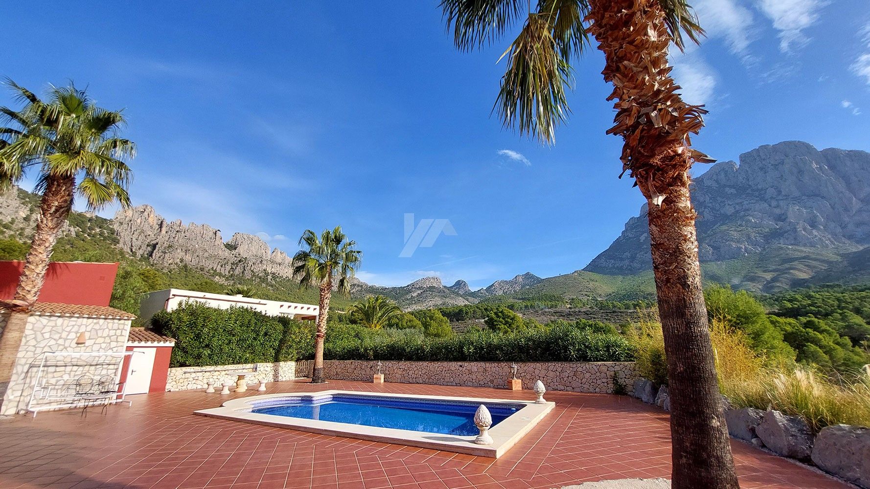 Finca rústica en venta con vistas al mar y a la montaña en Finestrat, Costa Blanca.