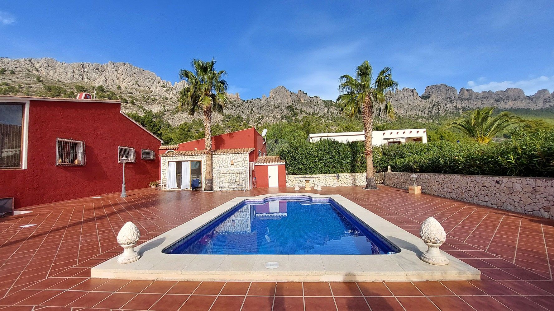 Finca rústica en venta con vistas al mar y a la montaña en Finestrat, Costa Blanca.
