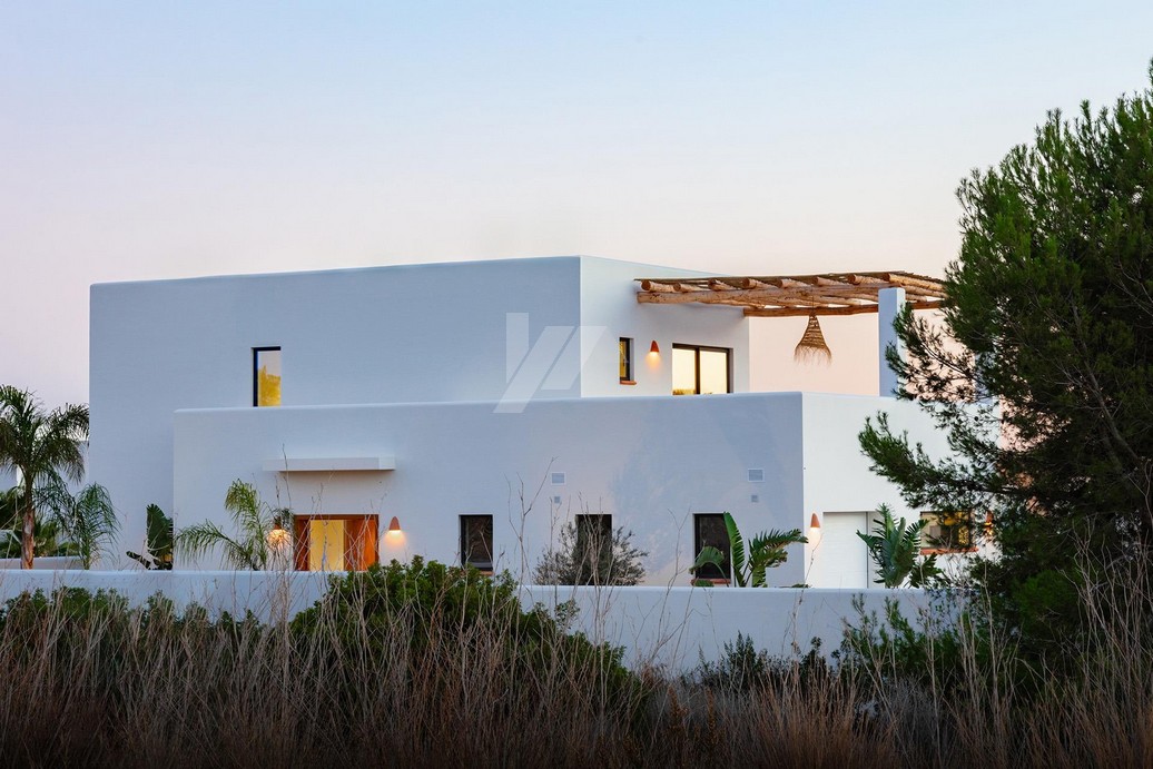 Villa im Ibiza-Stil zum Verkauf in Moraira, Costa Blanca.