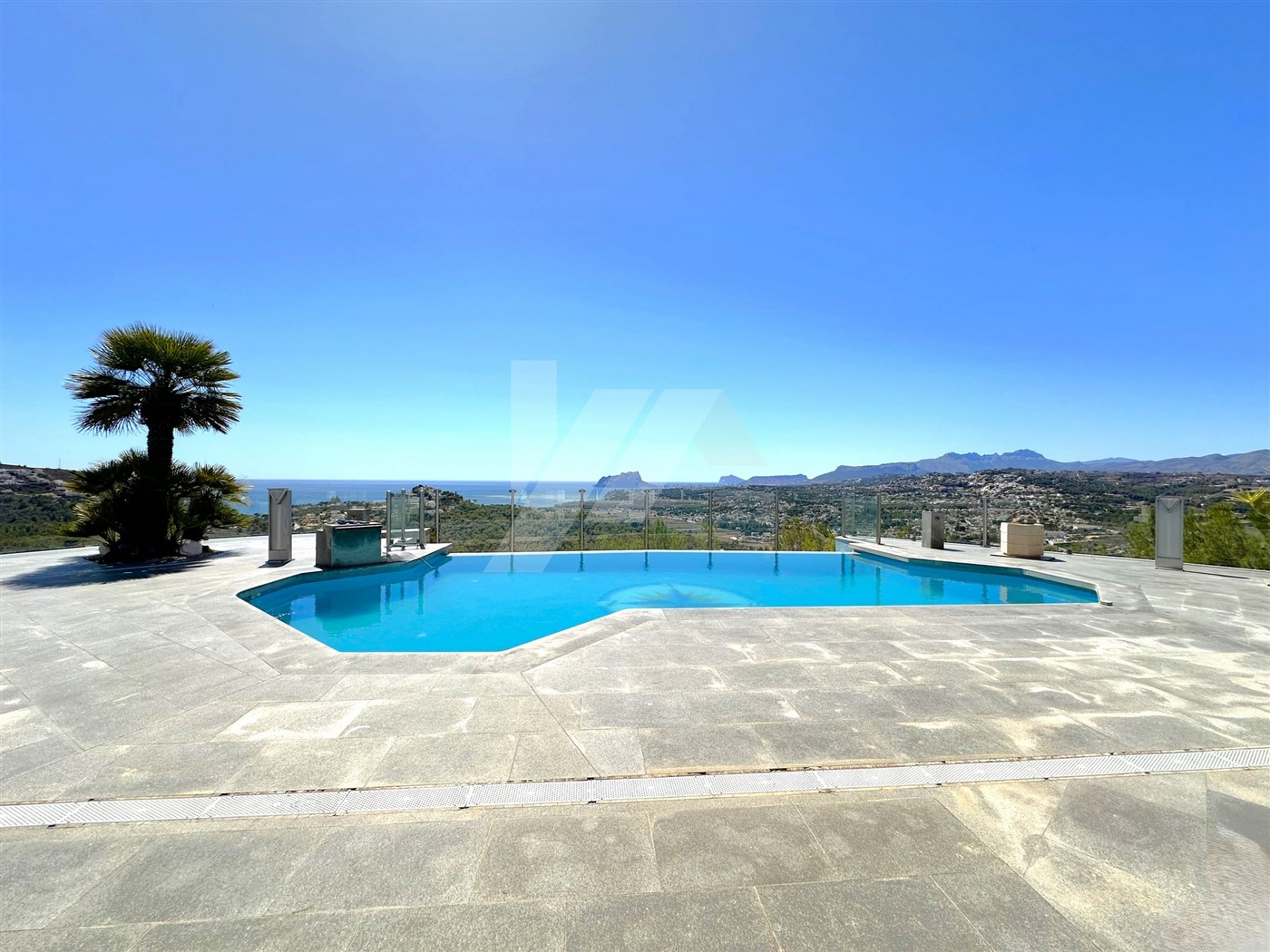 Villa mit Panoramablick auf das Meer zum Verkauf in Moraira, Costa Blanca.