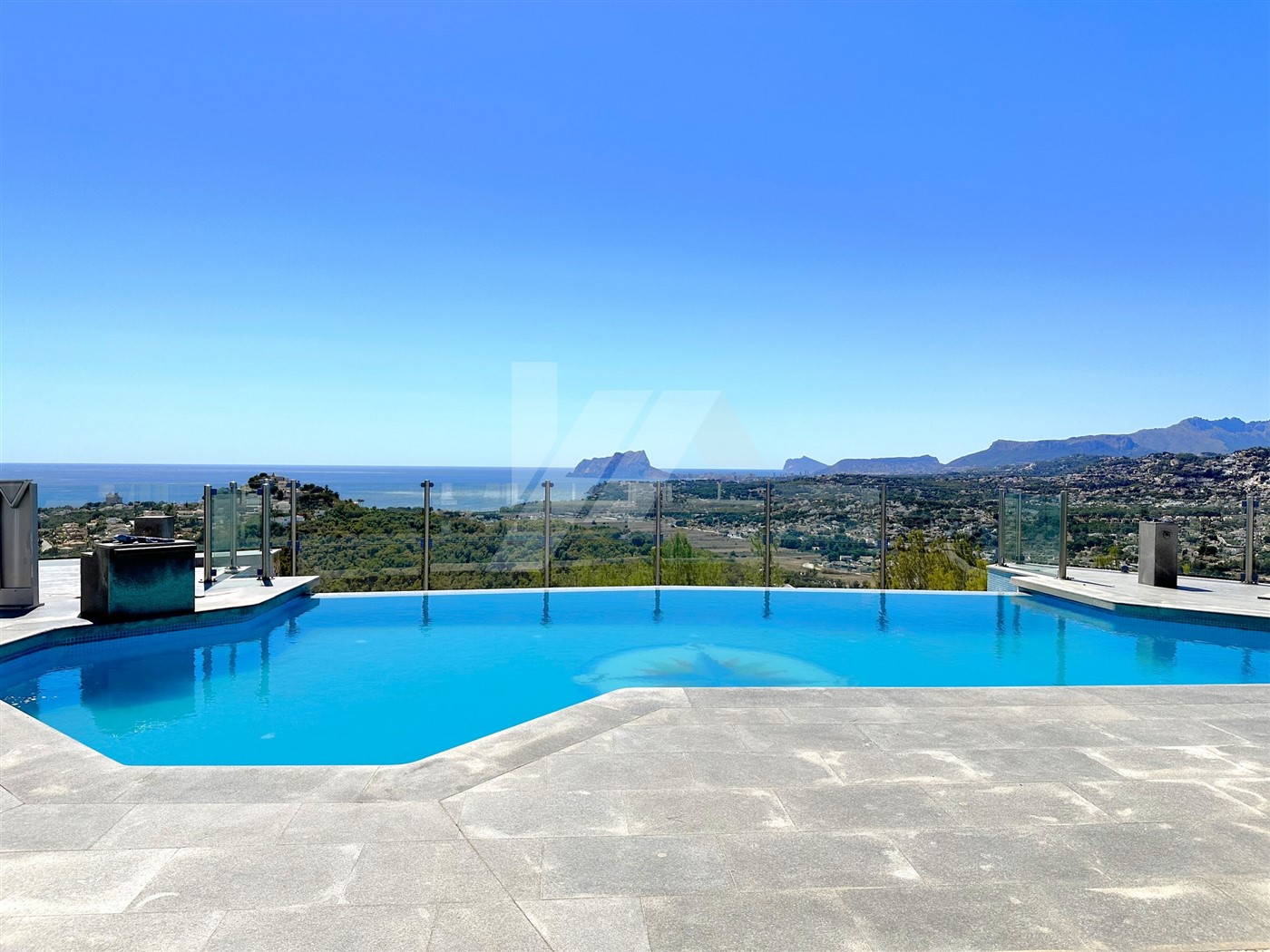 Villa mit Panoramablick auf das Meer zum Verkauf in Moraira, Costa Blanca.
